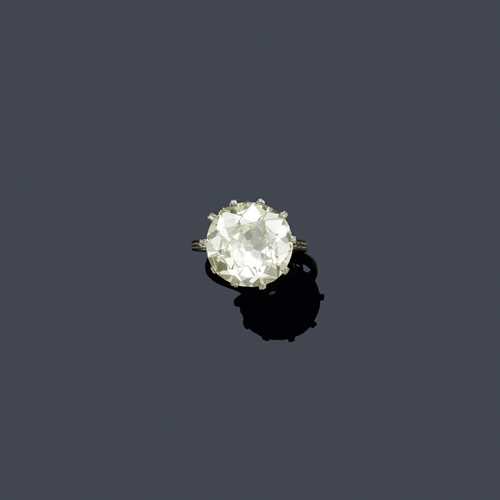 DIAMOND RING, ca. 1920. Platinum. Classic-elegant solitaire model, the top set with 1 old European-cut diamond of 10.00 ct, ca. U-V/SI3-I1, in a 10-prong chaton setting. Size ca. 52. Oral estimate by GGTL/Gemlab.