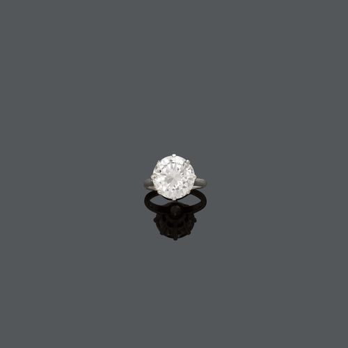 DIAMOND RING, ca. 1960. Platinum 950 and white gold 750. Set with 1 circular-cut diamond, of 6.06 ct, L/SI2, small chip under a prong. Size ca. 49.