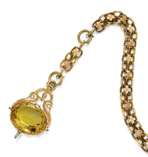 WATCH KEY PENDANT WITH CHAIN, ca. 1840. Yellow and pink gold, 68g. Decorative pendant with finely engraved snake motifs, blossoms, and a laurel wreath. The oval watch key set with 1 large, faceted citrine weighing ca. 65.00 ct. French import marks. On a fine, semi-solid double anchor chain with appliqued blossoms and pyramids in yellow and pink gold. L ca. 54. cm.