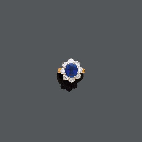 SAPPHIRE AND DIAMOND RING, BY OSCAR HEYMAN. Yellow gold 750 and platinum. Set with 1 Ceylon sapphire of ca. 5.80 ct, not heated, within a brilliant-cut diamond surround, totalling ca. 1.92 ct. Size ca. 53.