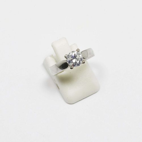 DIAMOND RING. White gold 750. Classic solitaire model set with 1 brilliant-cut diamond of ca. 1.00 ct, ca. H/VS1, in a four-prong setting. Size ca. 51. Tested by Gemlab.