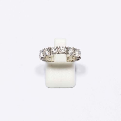 DIAMOND MEMORY RING. White gold 750. Set with 15 brilliant-cut diamonds weighing ca. 2.50 ct. Size ca. 51.