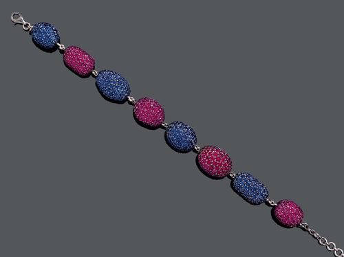 RUBY SAPPHIRE BRACELET. White gold 750. Designed as a line of 8 oval boules set with rubies and sapphires, totalling ca. 35.00 ct. L ca. 22 cm.
