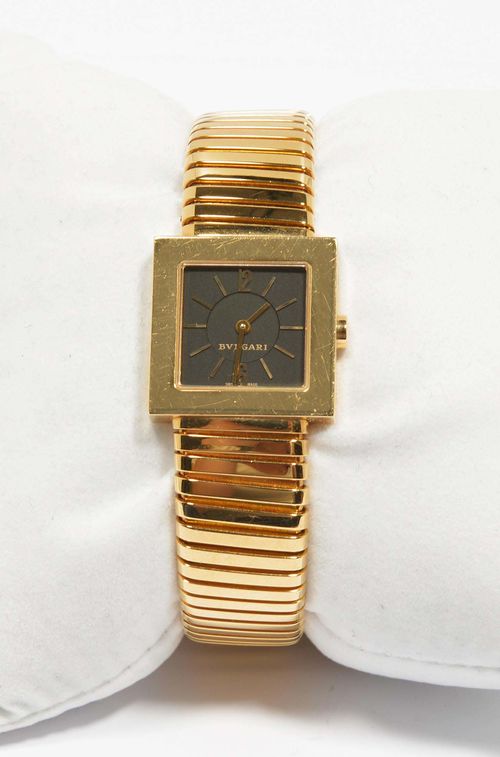 LADY'S WRISTWATCH, BULGARI QUADRATO. Yellow gold 750, 88g. Ref. SQ 222T. Square case No. F261 with polished lunette and black dial, gold-coloured indices and hands. Tubogas band. D 22 x 22 mm.