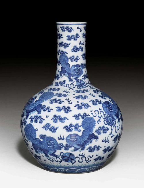 A BLUE AND WHITE TIANQIUPING VASE WITH NINE LIONS BETWEEN CLOUDS. China, 19th c. Height 58 cm. Qianlong mark.