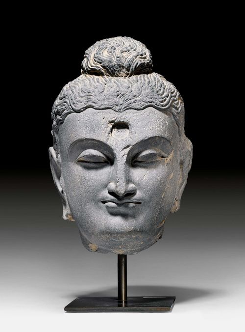 A SERENE GREY SCHIST HEAD OF BUDDHA. Gandhara, 2nd/3rd c. Height 33 cm. Slighty polished.