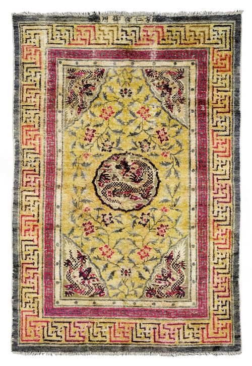 A YELLOW GROUND DRAGON SILK AND METAL THREAD RUG WITH INSCRIPTION. China, late Qing dynasty, 230x146 cm. Inscription: Jing ren gong yu yong.