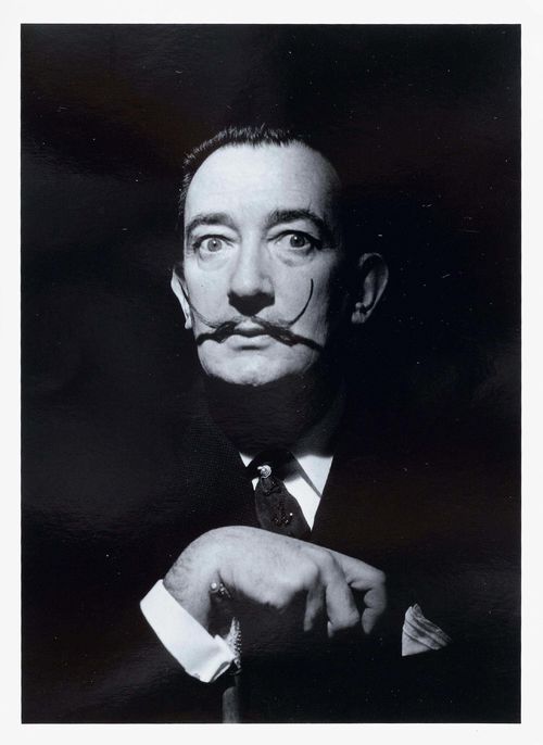 Horst, P. Horst (1906-1999). Original-Porträtaufnahme von Salvador Dalí mit Studiostempel verso. Wohl späterer Silbergelatineabzug. Vintage. New York, wohl um 1978. 17,2 x 12,6 cm.