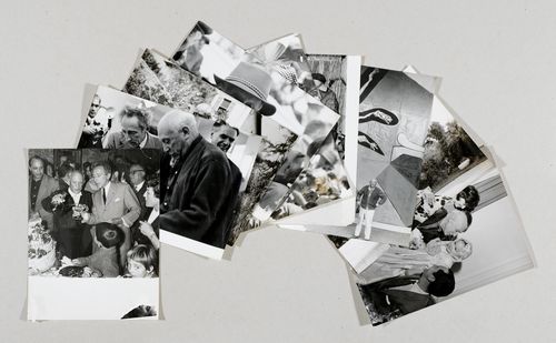 KÜNSTLER - Picasso, Pablo - Paris Match - 9 Aufnahmen mit Portraits von Pablo Picasso. Original-Photographien. Silbergelatine-Abzüge. Vintages. 60er Jahre. Ca. 24 x 18 cm (Hoch- und Querformate). Rückseitig Agentur-Stempel.