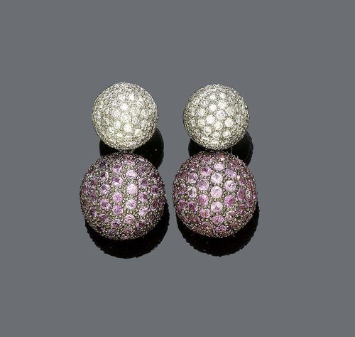 PINK SAPPHIRE AND DIAMOND PENDANT EARRINGS. White gold 750. Decorative pendant earrings of 2 spheres on a detachable mount, entirely set with numerous pink sapphires weighing ca. 2.50 ct. The clip part consists of a red gold half-sphere, entirely set with numerous brilliant-cut diamonds weighing ca. 0.50 ct. Safety catch in silver 925.