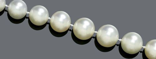 PEARL AND DIAMOND NECKLACE. White gold 750. Classic-elegant necklace of 35 graduated, silver-white South Sea cultured pearls of 11.5 to 15.4 mm Ø and with a  fine lustre. Ball clasp with brilliant-cut diamonds weighing ca. 1.00 ct. L ca. 49 cm.