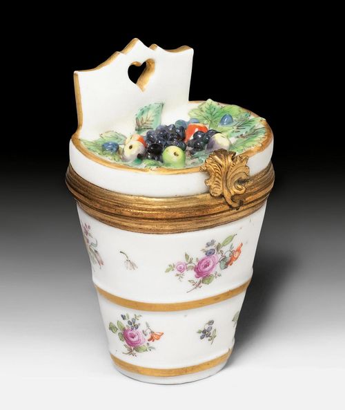 SMALL PORCELAIN BOX FOR BEAUTY SPOTS,