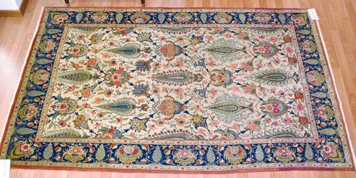 SAROUGH FERAGHAN antique.White central field, patterned throughout with flowers and cedars in attractive pastel colours, blue border, good condition, 123x195 cm.