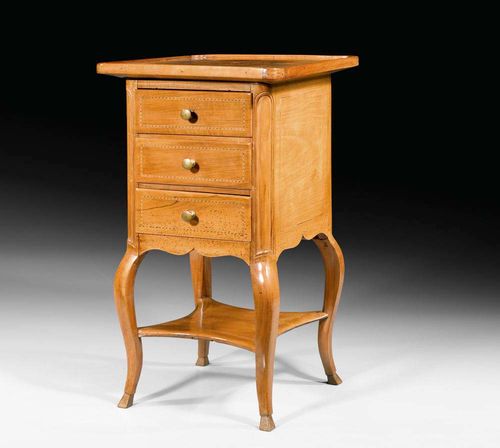 GUÉRIDON,Louis XV, Bern, 18/19th century Walnut and local fruitwoods in veneer inlaid with reserves and fillets. The overhanging top hinged and lined inside with a mirror and 3 drawers at the front. Freestanding. 43x43x74 cm.