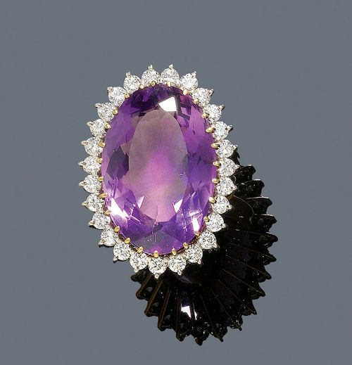AMETHYST AND DIAMOND RING, H. STERN. Yellow gold 750. Elegant ring, the top set with 1 oval amethyst of ca. 25.75 ct in a surround of  27 brilliant-cut diamonds weighing ca. 1.31 ct. Size 58. With copy of invoice and estimate, 1987.