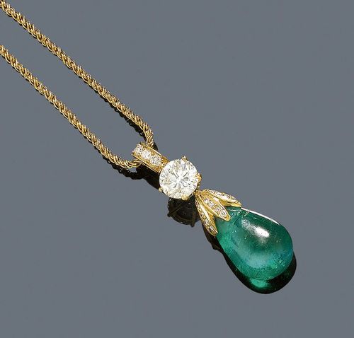 EMERALD AND DIAMOND PENDANT WITH CHAIN, ca. 1950. Yellow gold 750. Decorative pendant with 1 fine Columbian, smooth emerald briolette of ca. 9.00 ct, minimally oiled, mounted on 1 diamond-set, chalice-shaped setting below 1 brilliant-cut diamond of ca. 1.00 ct, ca. H/SI1. On a fine knurled chain with bayonet catch, L ca. 42 cm. With Gemlab Report No. 2051/09.