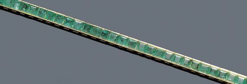 EMERALD BRACELET, HEMMERLE. Yellow gold 750. Classic Rivière bracelet, set throughout with 55 carré-cut emeralds weighing ca. 9.00 ct. Signed Hemmerle. L ca. 18.2 cm.