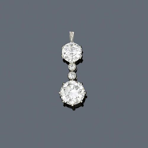 DIAMOND PENDANT, ca. 1935. Platinum. Decorative pendant of 1 old European cut diamond of ca. 2.20 ct, ca. H /VS1, flexibly mounted below a row of 3 brilliant-cut diamonds weighing ca. 0.15 ct and 1 brilliant-cut diamond of ca. 1.10 ct, ca. H/SI. Eyelet nor original. With Gemlab Report No. 2085/09, 2009.