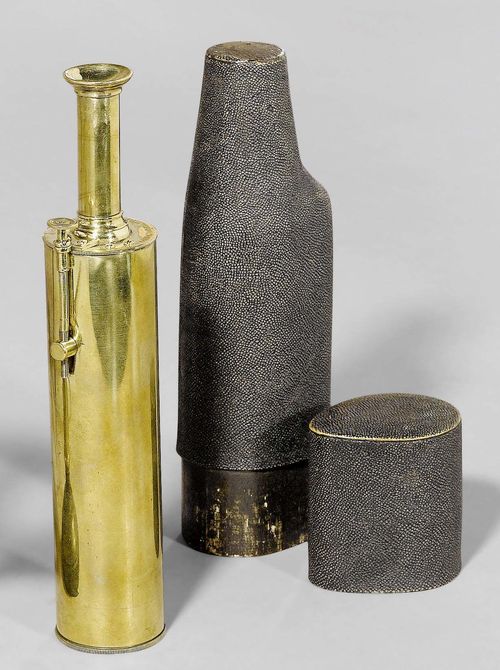 A SMALL TELESCOPE, England, circa 1760. The tube sign. JO.JACKSON LONDON. Polished brass. L 22.5 cm. In leather covered case.