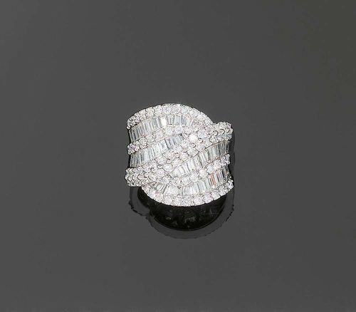 DIAMOND RING. White gold 750. Elegant, broad Croisé model, the top of four crossed band motifs set with numerous diamond baguettes and additionally adorned with numerous brilliant-cut diamonds totalling ca. 3.30 ct. Size ca. 55.