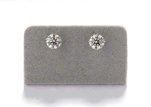 BRILLIANT-CUT DIAMOND STUD EARRINGS. Platinum 950. Classic stud earrings, each set with 1 brilliant-cut diamond, totalling 1.04 ct, D/VS2 in a four-pronged chaton setting. With GIA Report No. 11839417/09, January 2002.