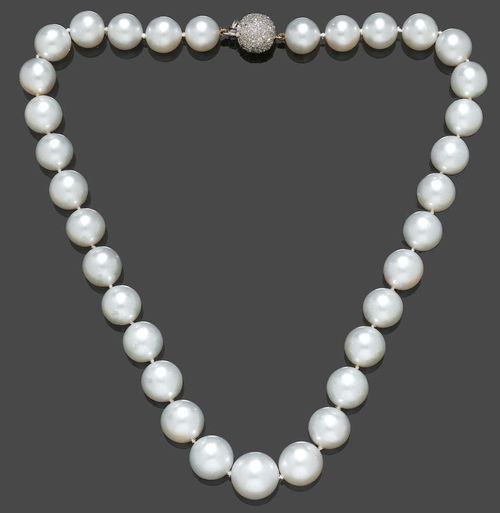 PEARL AND BRILLIANT-CUT DIAMOND NECKLACE. White gold 750. Very stylish necklace of 33 white, very fine South Sea cultured pearls, graduated, from 12 to 16 mm Ø and of fine lustre. The ball fastener set with numerous brilliant-cut diamonds totalling ca. 1.90 ct. L ca. 50 cm.