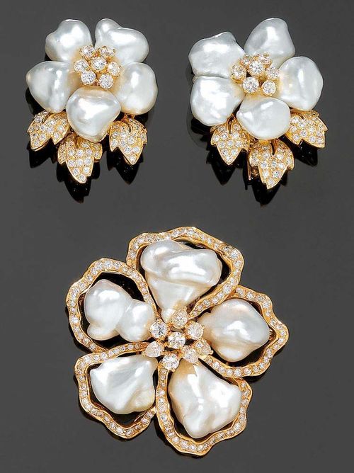 PEARL AND DIAMOND BROOCH AND CLIP EARRINGS. Yellow gold 750. Stylish brooch in the shape of a stylised flower, the petals set with 5 large, baroque Keshi pearls in a brilliant-cut diamond surround, the middle additionally decorated with 4 diamond drops and 4 brilliant-cut diamonds. Matching clip earrings with 5 Keshi pearls each, 7 brilliant-cut diamonds in the centre and a brilliant-set leaf motif. Total diamond weight ca 6.57 ct.