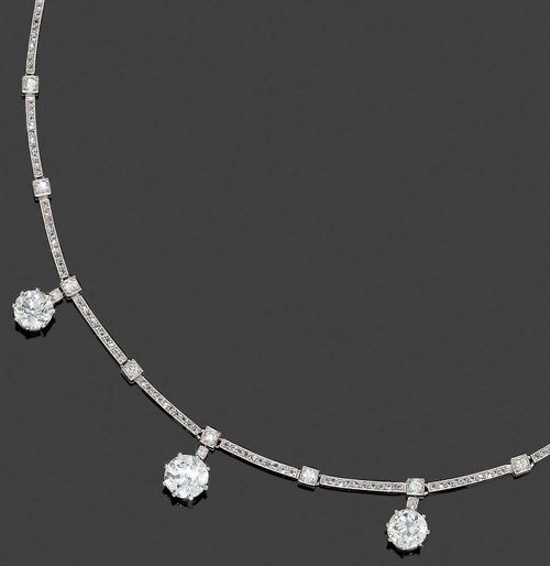 DIAMOND NECKLACE, ca. 1930. Platinum Very decorative rod necklace with 28 diamonds in box settings totalling ca. 0.56 ct as intermediate links. The top additionally set with small diamond roses, adorned with 1 central old mine cut diamond of ca. 1.08 ct ca. H/VS on a movable mount and 2 other diamonds, of ca 0.80 ct. each. L ca. 40 cm.