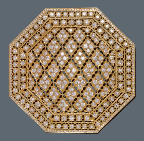 DIAMOND PENDANT. Yellow gold 750. Large, octagonal pendant, the geometric openwork surface set throughout with ca. 386 brilliant-cut diamonds weighing ca. 24.00 ct. Two hinged eyelets. Ca. 9.3 x 9.3 cm. From the heirs of Baron Anton Kiss (1880-1970), son of Katharina Schratt, Schloss Mondsee.