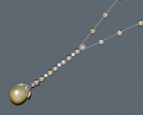 PEARL AND DIAMOND NECKLACE. Platinum 950. Fancy "Y"-shaped necklace, the chain decorated with 18 fancy yellow brilliant-cut diamonds, 4 single-cut diamonds and 10 brilliant-cut diamonds. As pendant, a drop-shaped, fine gold-coloured South Sea cultured pearl of 18.5 x 14 mm, additionally decorated with 3 leaf motifs set with diamonds. Swivel clasp set with numerous diamonds. Total weight of the white diamonds ca. 0.75 ct, and of the yellow diamonds ca. 0.75 ct. L. ca. 40 cm.