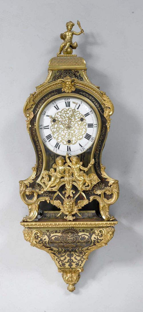 BOULLE CLOCK ON PLINTH,Regency, the movement signed "HAAS À BERNE". Case with brown tortoise shell and inlaid with engraved brass. Opulent bronze mounts. Enamel dial "en cuvette" partially with open-worked brass. Verge escapement with 1/4-hour strike on 3 bells (requires servicing). H 88 cm.
