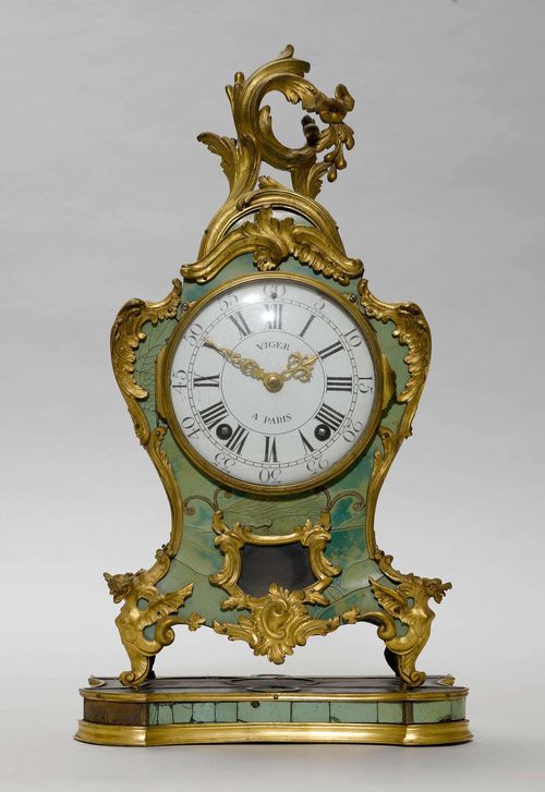 GREEN HORN CLOCK,Louis XV, Paris, 18th century. The movement and the dial signed "VIGER À PARIS NO 732". Opulent bronze mounts. White enamelled dial. Movement with anchor escapement, the strike mechanism removed. H 52 cm. Requires some restoration.