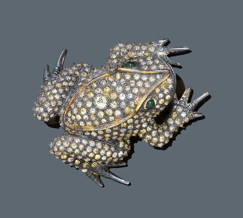 DIAMOND BROOCH, ca. 1950. Silver, partially gold-plated. Original, very decorative brooch designed as a frog, set throughout "à l'envers" with cognac-coloured and colourless diamonds weighing ca. 7.28 ct and with 2 tsavorite cabochons as eyes.