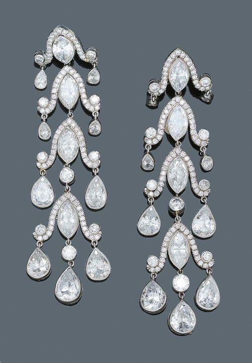 DIAMOND EAR PENDANTS. Platinum 950. Very decorative, long ear pendants with studs, in the Art Déco style, each of a row of 4 large navette-cut diamonds and a drop-cut diamond at the end, each flanked by 2 flexibly mounted drop-cut diamonds and a band motif set with diamonds. Total weight of the 8 navette-cut diamonds, drop-cut diamonds and ca. 90 brilliant-cut diamonds ca. 15.00 ct. L ca. 6.5 cm.