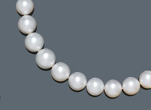 PEARL NECKLACE. Clasp in white gold 750. Very attractive necklace of 29 graduated South Sea cultured pearls of ca. 13.88 - 17 mm Ø  and of fine lustre. Gadrooned clasp, decorated with small brilliant-cut diamonds. L ca. 47 cm.
