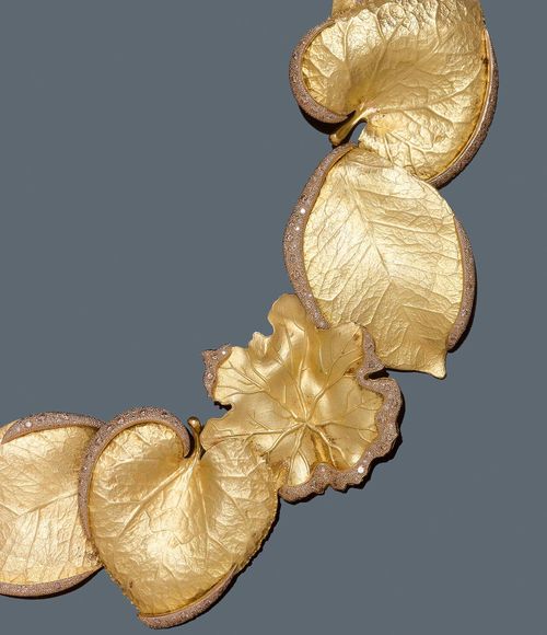 GOLD AND DIAMOND NECKLACE, Italy, ca. 1980. Yellow gold 750, 126g. Very decorative necklace of leaf motifs, the top with five large leaves, the partially textured leaf borders decorated with ca. 253 champagne-coloured brilliant-cut diamonds weighing ca. 2.00 ct. L ca. 44 cm. From the estate of Charlotte and Egon Karter-Sender, Basel.