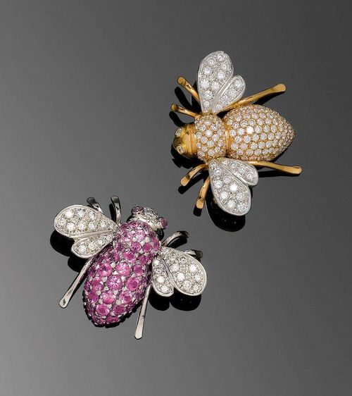 PAIR OF BRILLIANT-CUT DIAMOND AND SAPPHIRE BROOCHES. Yellow and white gold 750. Decorative yellow gold brooch in the shape of a bee, with wings in white gold, entirely set with numerous brilliant-cut diamonds totalling ca. 2.00 ct. Matching brooch in white gold, the body set with 43 treated pink sapphires totalling ca. 3.00 ct, the wings and head decorated with 34 brilliant-cut diamonds totalling ca. 0.50 ct.