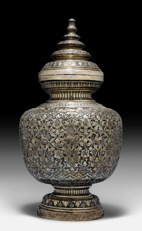 A MAGNIFICENT SILVER VASE AND COVER. Thailand, 2nd half 19th c. Height 59 cm, weight 4990 g. Chinese hallmark at the foot.