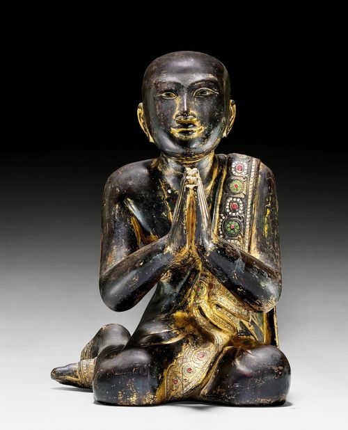 A FINE LACQUERED WOOD FIGURE OF A KNEELING MONK. Burma, 19th c. Height 39 cm. Robe damaged.