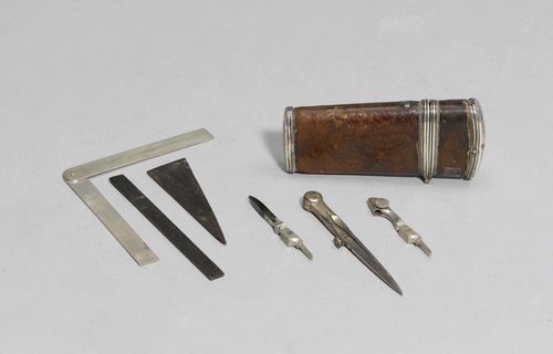 SMALL CASE WITH DRAWING INSTRUMENTS,19th century. Leather-covered metal case and steel. Rectangular body with hinged cover, contains a compass with accessories and rulers. L 8.5 cm.
