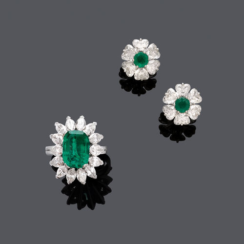 EMERALD AND DIAMOND RING WITH EARRINGS, ca. 1950.