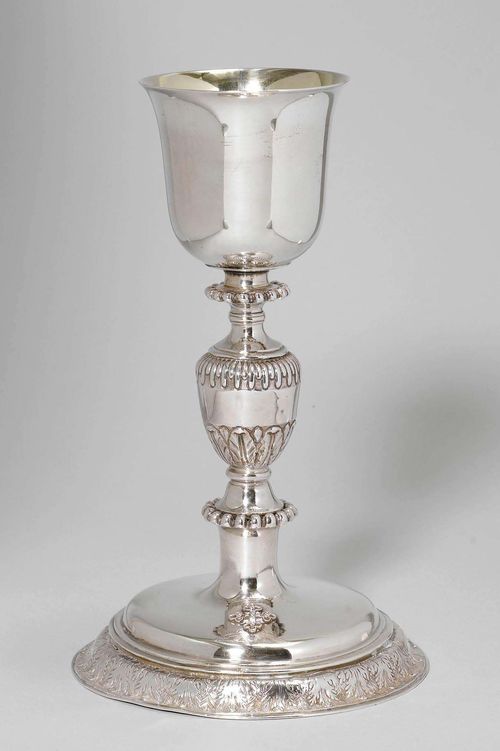 SILVER GOBLET. France, 1725/26. Smooth cup with gilt interior. Baluster shaft with round, stepped foot. Applied cross with mountain engraving on the smooth foot. Rubbed engraving on underside: "CE-CALICE-APPARTIEN-A-L'HOTELLE[...]-LAIGLE". H 24 cm. 460 g.