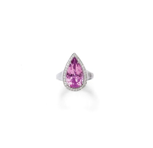 KUNZITE AND DIAMOND RING. White gold 750. Casual-elegant ring, set with 1 drop-cut kunzite weighing ca. 8.90 ct, within a border of 34 brilliant-cut diamonds weighing ca. 0.30 ct. Size ca. 55.5.