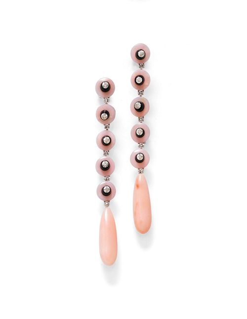 CORAL, ONYX AND DIAMOND EAR PENDANTS. White gold 750. Decorative ear studs of 1 drop-cut pink coral below 1 line of 5 flexibly suspended coral rondelles, each decorated with 1 onyx and 1 brilliant-cut diamond, total weight of the diamonds ca. 0.10 ct.