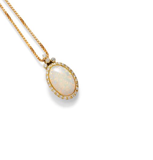 OPAL AND DIAMOND NECKLACE, ca. 1960. Yellow gold 585 and 750. Oval pendant, set with 1 white opal weighing ca. 6.00 ct, dryness fissures, within a border of numerous brilliant-cut diamonds weighing ca. 0.60 ct. On a classic Venetian necklace, gold 750. L ca. 38.5 cm.
