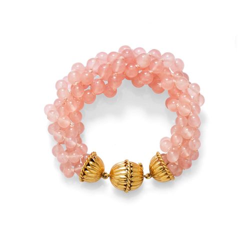 ROSE QUARTZ AND GOLD BRACELET. Clasp in yellow gold 750. Casual-decorative, four-row bracelet of rose quartz beads of ca. 7 mm Ø. Clasp of 1 ribbed gold sphere with a corded ring between two matching, half-spherical attaches. L ca. 28 cm.