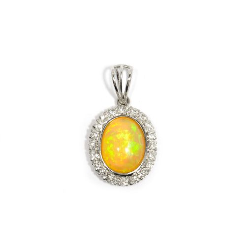 OPAL AND DIAMOND PENDANT. White gold 750. Decorative, classic pendant, set with 1 white opal weighing ca. 4.60 ct, within a border of 20 brilliant-cut diamonds weighing ca. 0.90 ct. L ca. 2 cm.