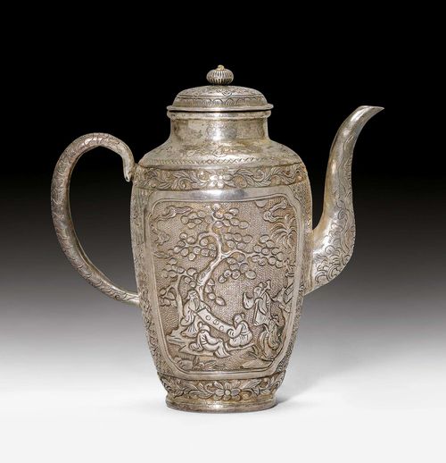SMALL TEAPOT.China, 19th c. H 13 cm, 150 g. Silver, chased and engraved. Two cartouches with literary scenes on lotus flower grounds decorate the vessel body. Spout and lid with floral pattern. On the neck is engraved "Ming De".