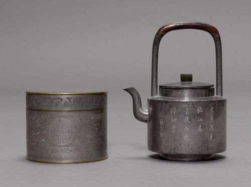TEAPOT AND BOX.China, 19th c. H 8.6 und 17.8 cm. Tin. a) The cylindrical box is punched and engraved around the edge and on the lid with four auspicious characters on a floral ground. b) The simple teapot with jade knop bears two engraved inscriptions. The handle is made of wood. (2)
