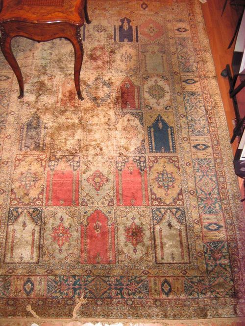 KAYSERI silk old.Central field decorated with prayer niches, harmonious colours, slight wear, 285x195 cm.